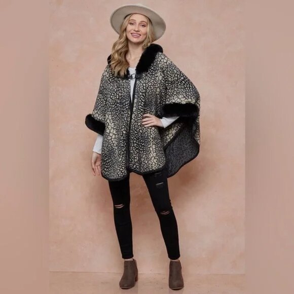 NWT! NORTHERN ANGEL Gray Animal Print Faux Fur Trim Poncho Sz S/M - Picture 2 of 4